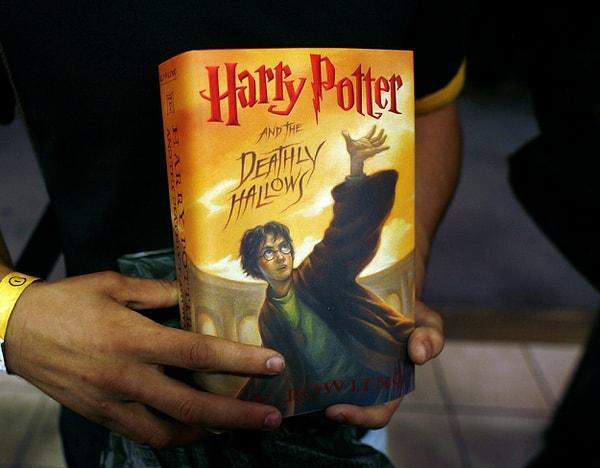 4. Harry Potter serisinin son kitabı "Harry Potter ve Ölüm Yadigarları" yayımlandı.