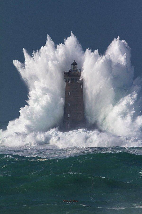 9. Deniz fenerinin dalgalarca yutulması.