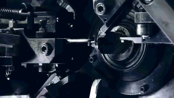 Tel Bükme Makinesinin İzlerken İnsanı Büyüleyen Görüntüsü