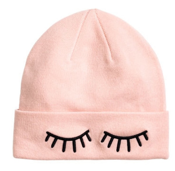 6. Милая розовая шапочка с интересным принтом для настоящих модниц