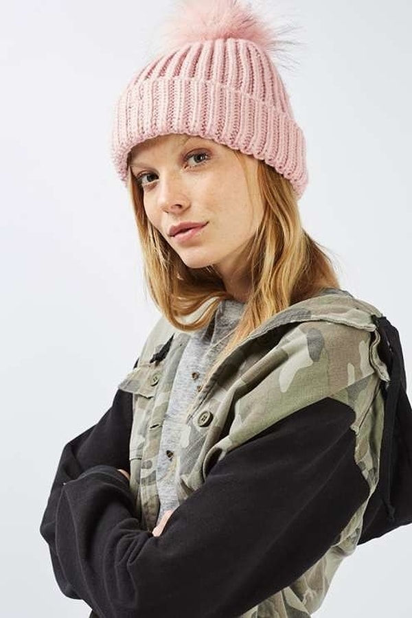 11. Эта розовая шапочка с пушистым помпоном не может не понравиться