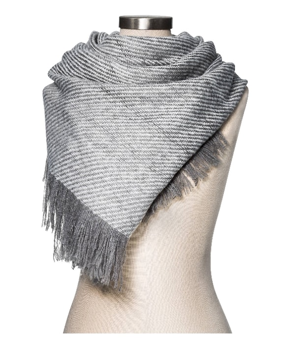 15. Этот палантин с узором "елочкой" придаст шика вашему зимнему образу