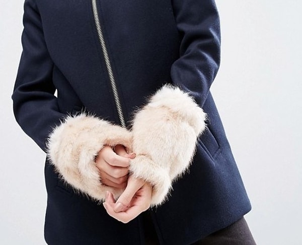 18. Пушистые нарукавники из искусственного меха смягчат даже самый строгий образ