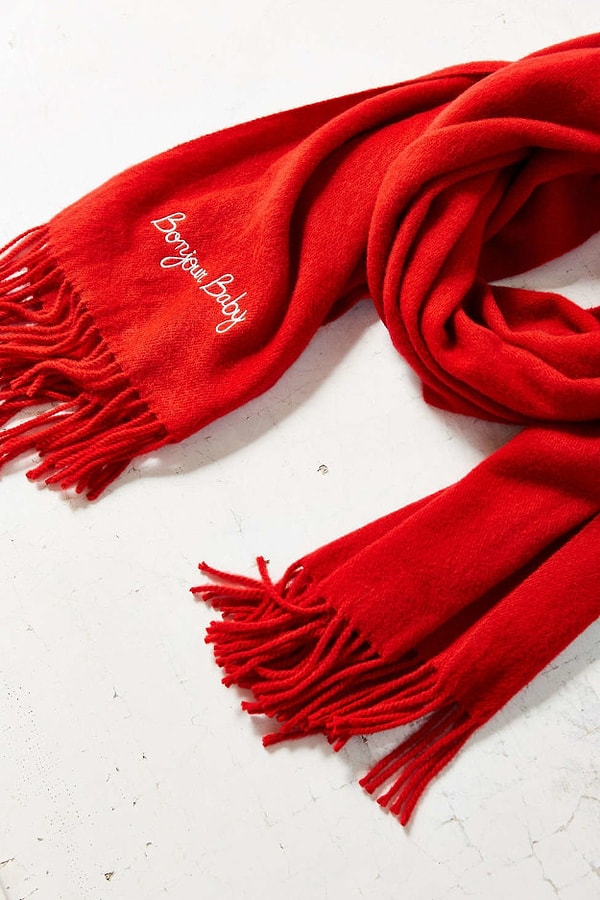 20. Этот яркий французский шарф притянет к вам внимание всех окружающих