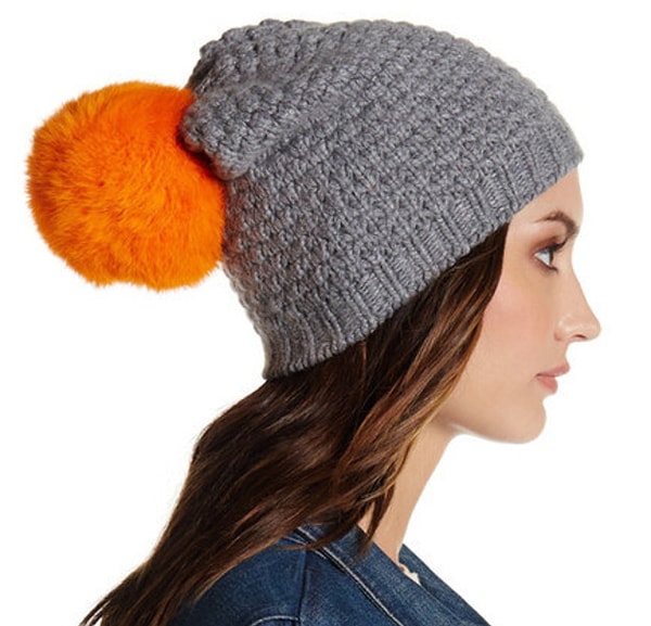 25. Шапка с веселым помпоном разбавит скучный зимний пейзаж