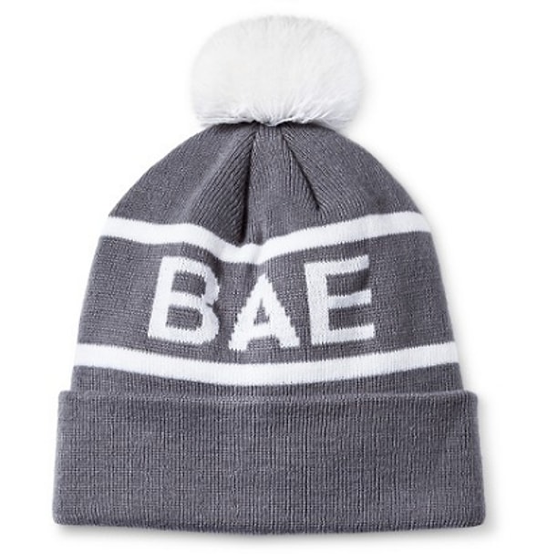 28. Простенькая, но невероятно теплая шапка с веселым помпоном поможет в те дни, когда не хочется, чтобы тебя тревожили