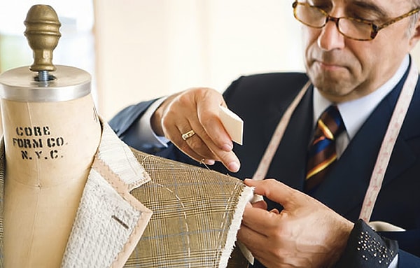 13. Если после покупки костюм требует вмешательства портного, не пожалейте денег и отдайте его на подшивку