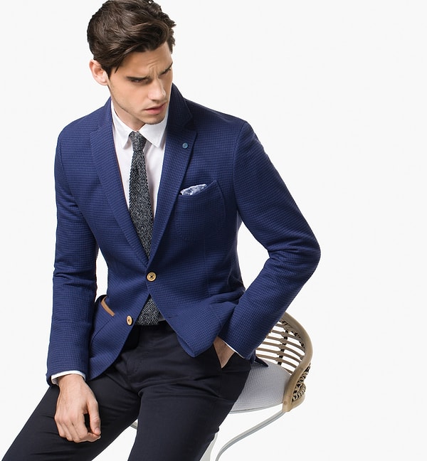 17. Носите галстук с блейзером, пиджаком или хотя бы с трикотажем. Не надевайте классический галстук просто так