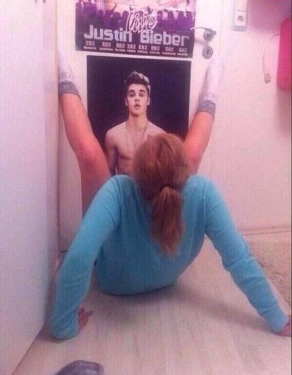 1. Любовь этой девушки к Биберу перешла все границы