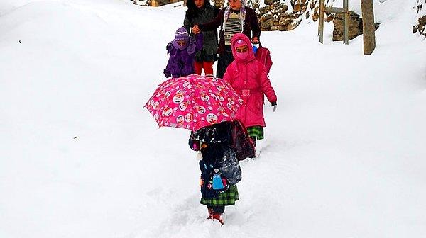Bölgeyi etkisi altına alan kar yağışı nedeniyle Diyadin Kaymakamlığı tarafından yapılan açıklamaya göre ilçe merkezi ile köylerdeki bütün ilk ve orta dereceli okullarda eğitime 1 gün ara verildi.