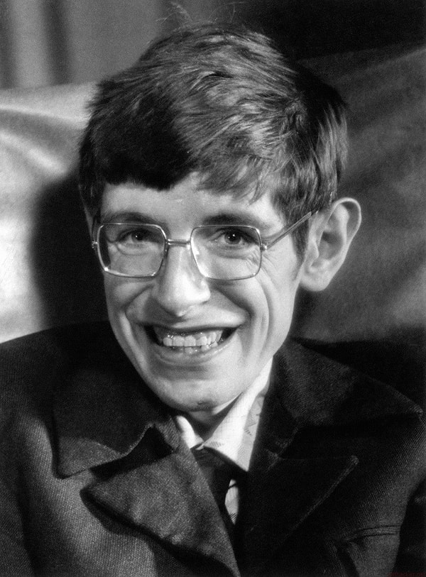 3. Все детство и юность Хокинг был здоровым человеком, но в 60-х с ним приключилось несчастье, в результате чего у него развилась страшная болезнь – боковой амиотрофический склероз.