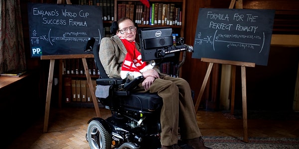 7. Какое-то время Хокинг общался, управляя синтезатором речи с помощью указательного пальца правой руки, которым еще мог шевелить, но со временем и эта возможность стала ему недоступна.