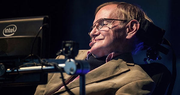 8. На данный момент единственная активная мышца в теле Стивена – это мимическая мышца щеки. С помощью нее он и управляет компьютером. Просто фантастика!