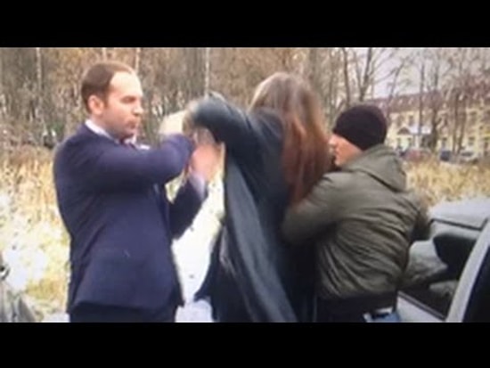 Джигурда подрался с адвокатом жены у здания суда