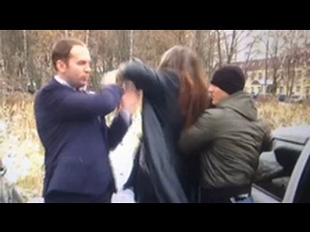 Джигурда подрался с адвокатом жены у здания суда