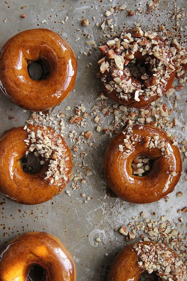 26. Тыквенные пончики с карамельной глазурью из кокосового и кленового сиропа