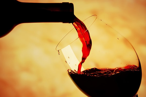 3. Если женщина тянется к вину, очень вероятно, что с подругой вам почти повезло