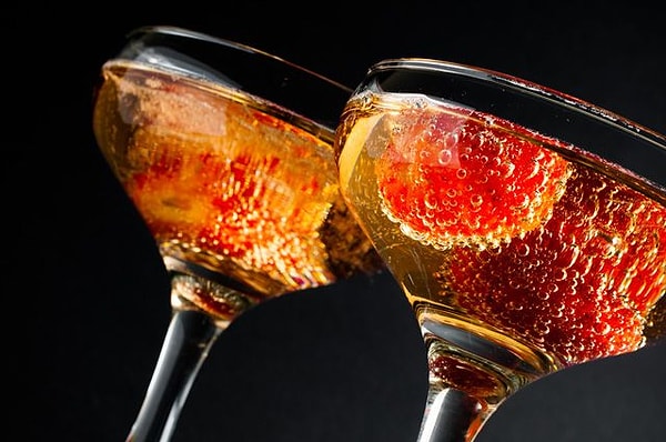 2. Каждая вторая, естественно, тянется за шампанским