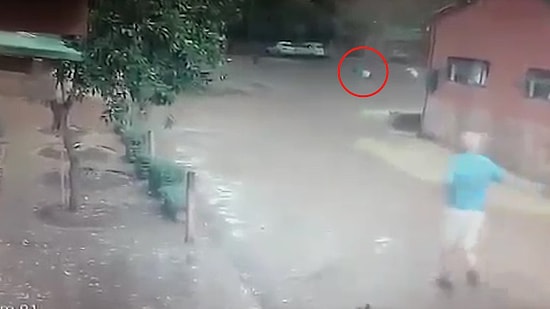 Yolda Yürüyen Kadının Şemsiyesine Yıldırım Düştü