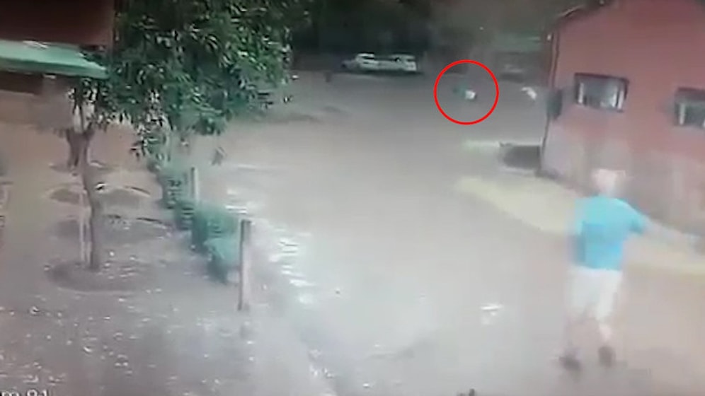 Yolda Yürüyen Kadının Şemsiyesine Yıldırım Düştü