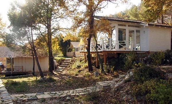5. Bungalov tipi bu ev sürekli bir tatil köyündeymişsiniz hissi verebilir. Küçük, sade ve ahşap güzelliğiyle bu evin bahçesi ömrünüzü uzatabilir.