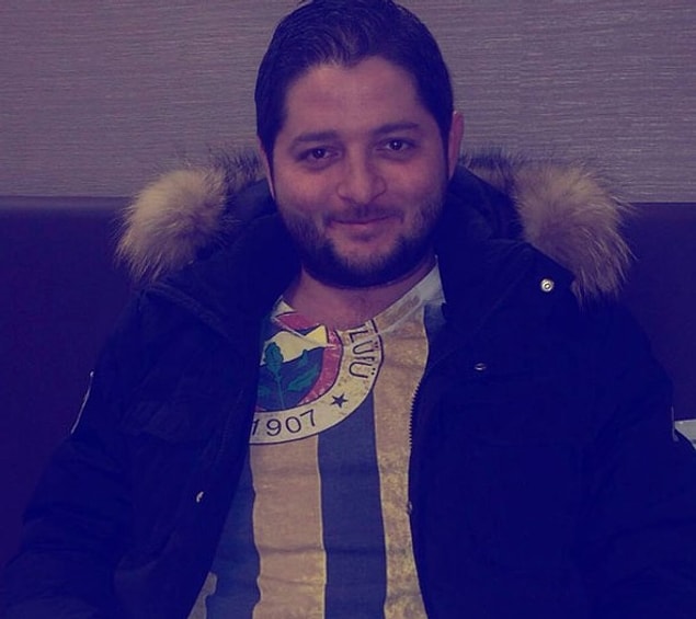 Artık genç bir adam olsa da hala daha o çocuksu ifadesini sanki koruyor gibi. Bu güzel bir şans.
