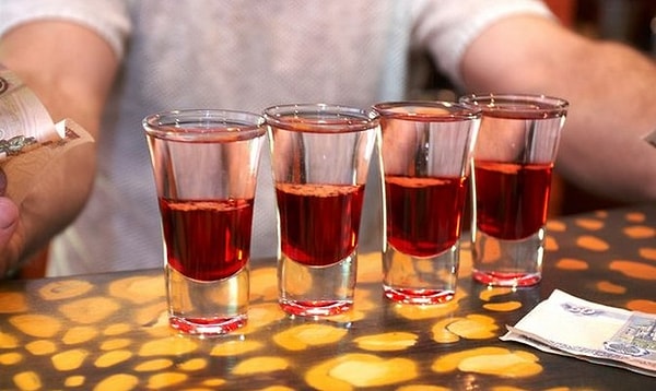 1. Если вы хоть раз бывали в Питере, то без труда назовете ингредиенты шота «Боярский»