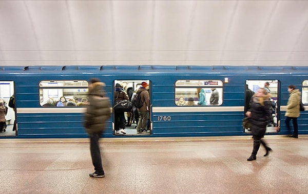 3. Вопрос не только для питерцев, но и для москвичей. Какая станция лишняя?