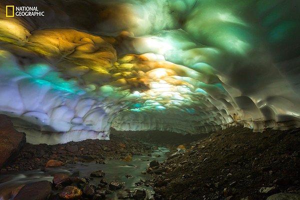 2. Mutnovsky yanardağının yamaçlarında renkli bir kar mağarası, Rusya.