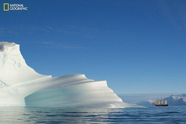 8. Yanındaki yelkenliyi minicik gösteren dev buzullar, Grönland.