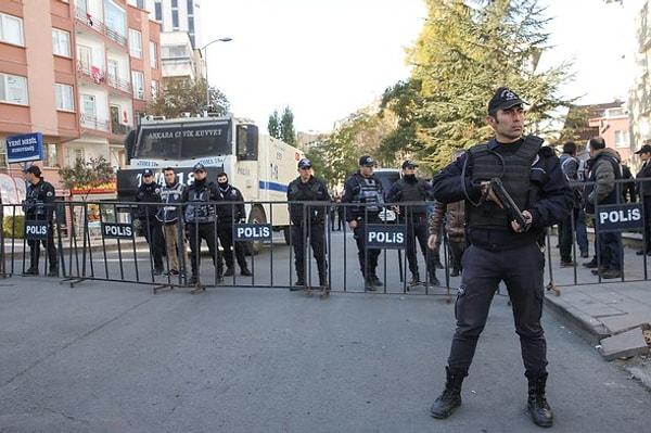 HDP Genel Merkezinin bulunduğu Tahran Caddesi iki noktadan çevik kuvvet tarafından barikatlar ve tomalarla kapatıldı.
