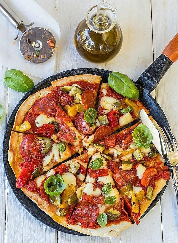 8. Sebze, et, sos ne ararsanız bu pizzada var!