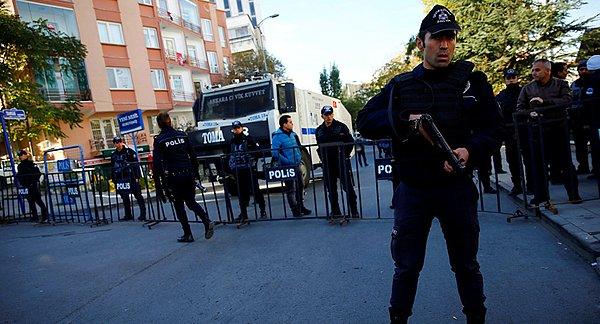 Polis, HDP Genel Merkezi önünde geniş güvenlik önlemi aldı. Valilik merkeze giriş çıkışları kapattı.