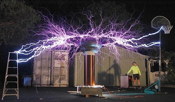 7. Nikola Tesla, kaldığı otelin biriken borcunu, kendi ürettiği bir elektro-manyetik silah prototipi karşılığında kapatmış. Bir çantanın içinde teslim ettiği sistemin çok dikkatli biçimde açılmasını tembihlemiş. Öldükten sonra dikkatlice açılan çantadan yalnızca kullanışsız laboratuvar parçaları çıkmış.