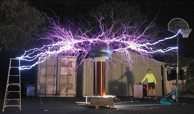 7. Nikola Tesla, kaldığı otelin biriken borcunu, kendi ürettiği bir elektro-manyetik silah prototipi karşılığında kapatmış. Bir çantanın içinde teslim ettiği sistemin çok dikkatli biçimde açılmasını tembihlemiş. Öldükten sonra dikkatlice açılan çantadan yalnızca kullanışsız laboratuvar parçaları çıkmış.