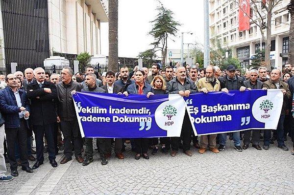 İzmir'de "Kürdistan faşizme mezar olacak" sloganları