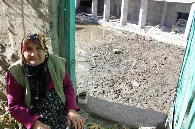 Neredeyse tüm mahalleli evlerini birkaç kat karşılığında mütahhitlere vermeye ikna olmuşken; Emine Hanım buna razı olmadı.