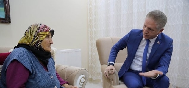 Çaresiz halde kalan ve akrabalarının yanına yerleşen Emine Teyze, yetkililerden yardım istedi. Bu sefer sesini duyan oldu!