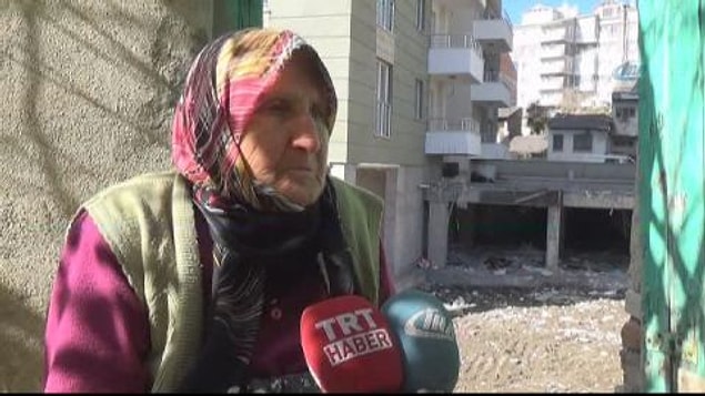 Önce yaşlı kadının elektrik ve suyunu kestiler. Bu yüzden de insani ihtiyaçlarını karşılamak için kardeşinin evine gidiyordu. Bir gün döndüğünde evinin önündeki çukuru gördü.