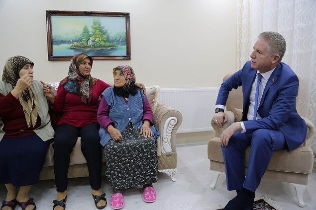 Ardından ise yaşlı kadına bir ev kiralandığını ve masraflarının taraflarından ödeneceği öğrenildi.