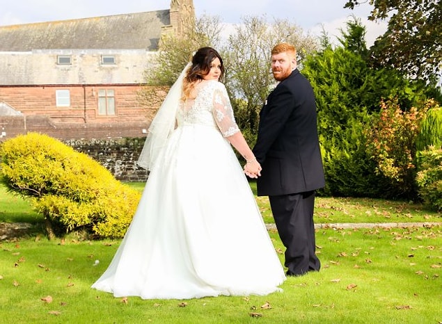 Gareth ve Toni aslında düğünlerinde bir de fotoğraf kabini getirtip içine girip fotoğraf da çektirmişlerdi ama olanlardan sonra orada çektikleri fotoğrafları paylaşmaya cesaret edemediklerini söylüyorlar.