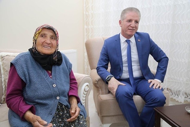 Emine Teyze ise şimdilik biraz daha iyi hissediyor; hatta "Vali'nin söyledikleri sayesinde dün gece çok rahat uyudum" dedi.