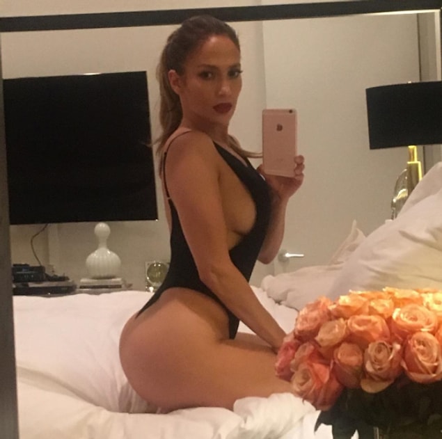 İşte son bombası: Instagram hesabından geçtiğimiz gece paylaştığı bu seksi pozu!