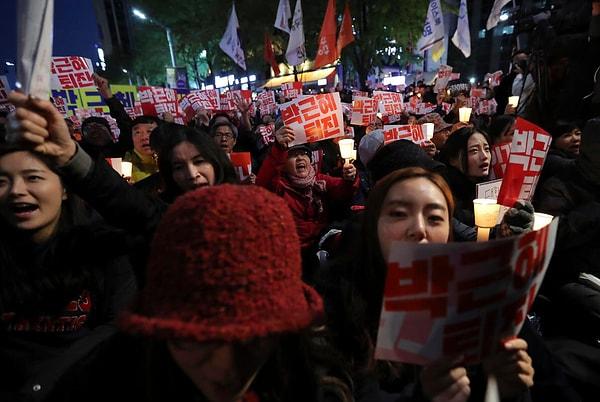 Skandalın ortaya çıkmasının ardından Başkan Park Geun-hye'e yönelik kamuoyu desteğinde önemli bir düşüş yaşandığı belirtiliyor