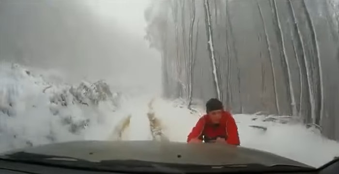 El Frenini Çekmeyi Unutan Adamın Arabayı Yakalama Çabası