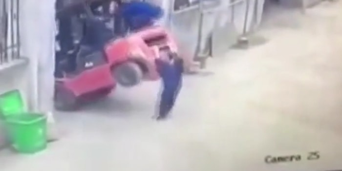 Çin'de Bir Kadın Yardım Etmek İsterken Forkliftin Altında Kalarak Can Verdi
