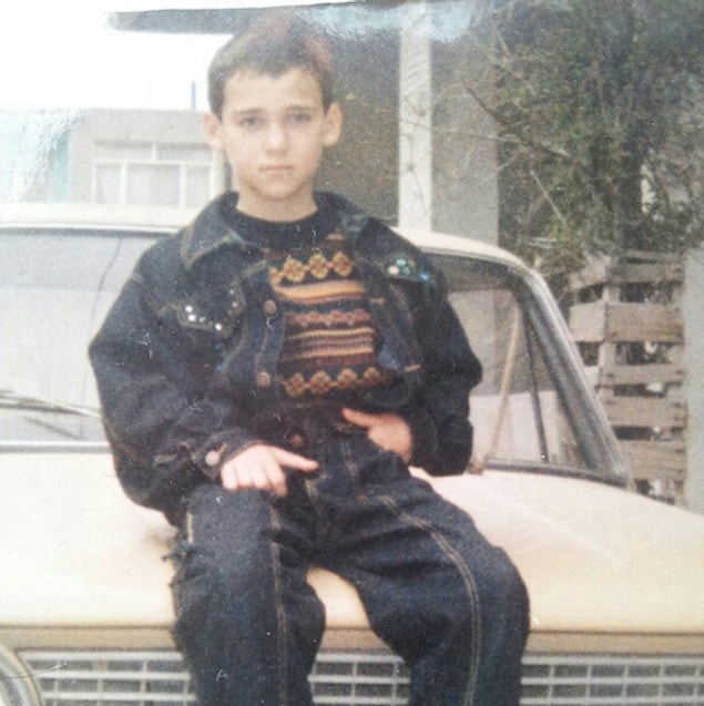 1. 25 Ağustos 1981 yılında İstanbul'da dünyaya geldi.