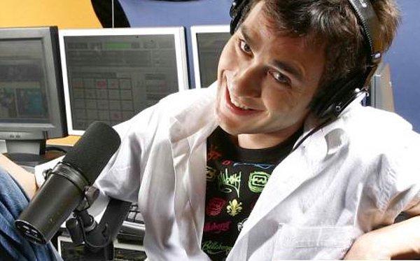 6. Üniversite yıllarında 4 yıl boyunca Kocaeli'nde yabancı müzik yayını yapan bir radyoda program yaptı.