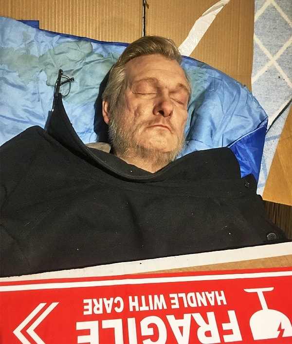 Это не просто спящий в коробке человек. И это даже не два человека! Потому что это вовсе не человек! Это скульптура, которая ожила в руках художника, а точнее автопортрет самого автора этого произведения.