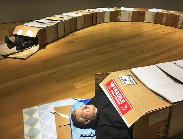 Это не просто спящий в коробке человек. И это даже не два человека! Потому что это вовсе не человек! Это скульптура, которая ожила в руках художника, а точнее автопортрет самого автора этого произведения.